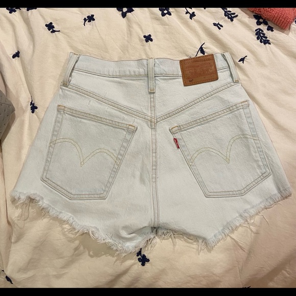 💥BUNDLE (2/$40, 3/$55)💥 LEVI’S 501 shorts high waisted - Picture 2 of 11